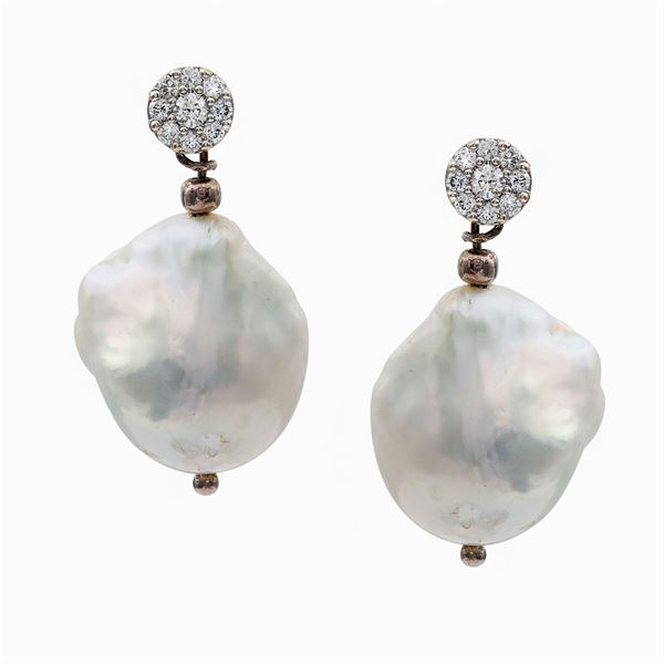 Orecchini in oro bianco 18kt e perle South Sea barocche