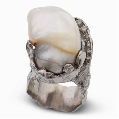Anello Scultura in Oro Bianco 18kt con Perla Scaramazza