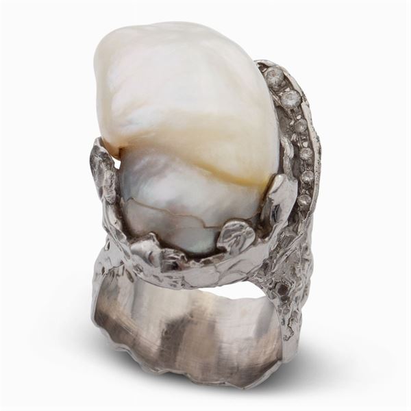 Anello scultura in oro bianco 18kt con perla scaramazza