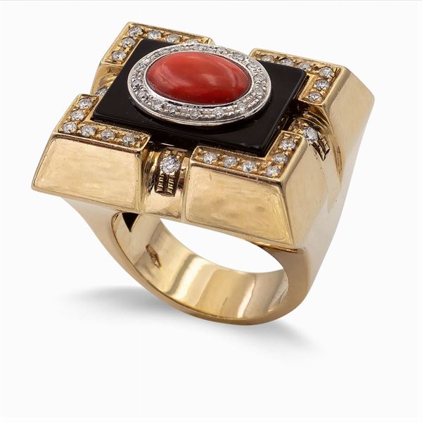 Anello in oro giallo 18kt onice nero e corallo