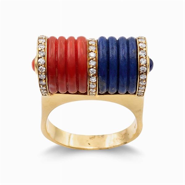 Anello in oro giallo 18kt  con lapislazzulo e corallo