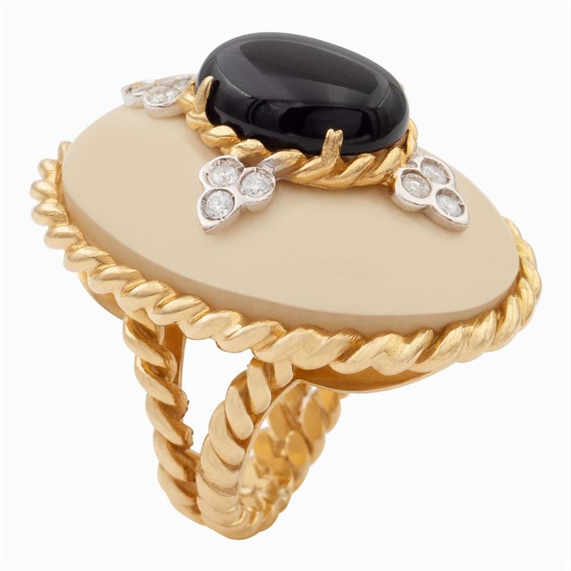 Anello in Oro Giallo 18kt Avorio e Onice Nero