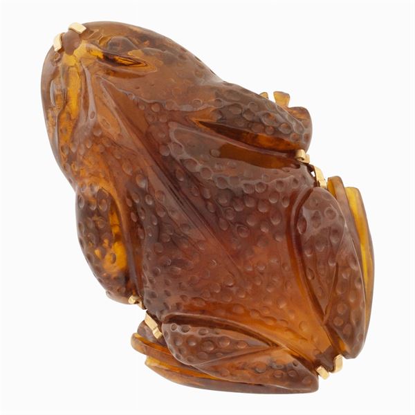 Natural amber frog brooch
