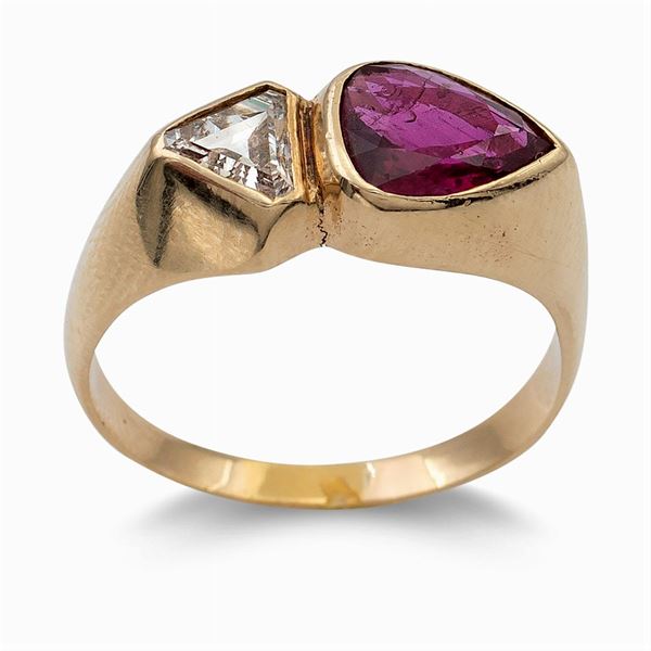 Anello in oro giallo 18kt a motivo contrarié