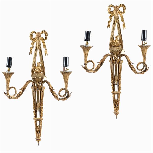 Coppia di applique a due luci in bronzo dorato