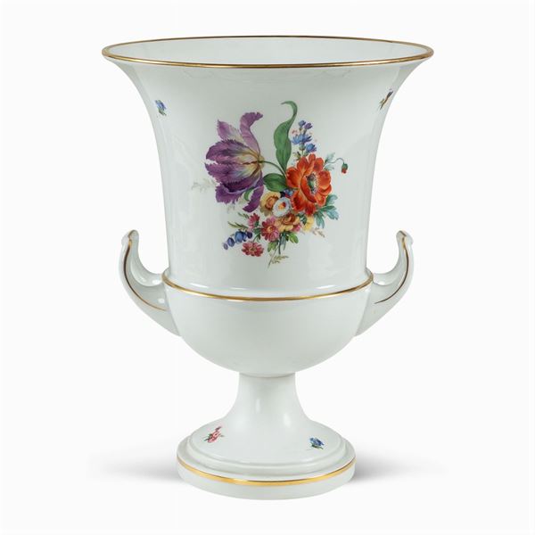 White porcelain Medicean vase  (Germany, 20th century)  - Auction OLD MASTER PAINTINGS AND FURNITURE FROM VILLA SAMINIATI AND PRIVATE COLLECTIONS - Colasanti Casa d'Aste