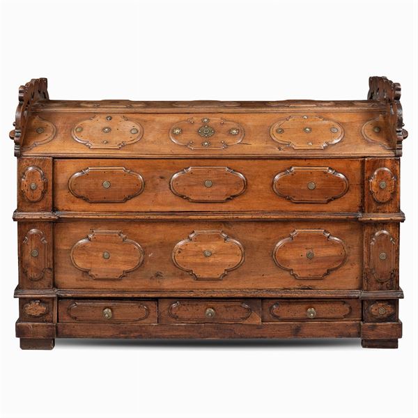 Antique walnut arcile furniture  (Bologna, 17th century)  - Auction OLD MASTER PAINTINGS AND FURNITURE FROM VILLA SAMINIATI AND PRIVATE COLLECTIONS - Colasanti Casa d'Aste