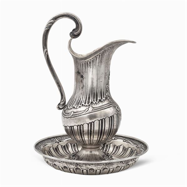Caraffa con bacile in argento