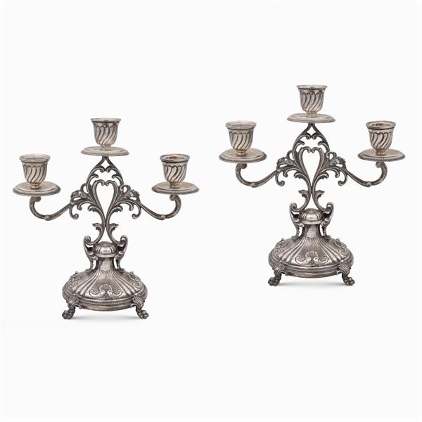 Coppia di candelabri a tre luci in argento  (Italia, XX Sec.)  - Asta ARGENTI E L'ARTE DELLA TAVOLA - Colasanti Casa d'Aste