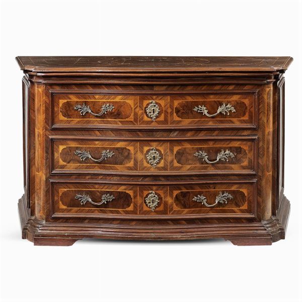 Cassettone lastronato in noce e filettato in legno di bosso