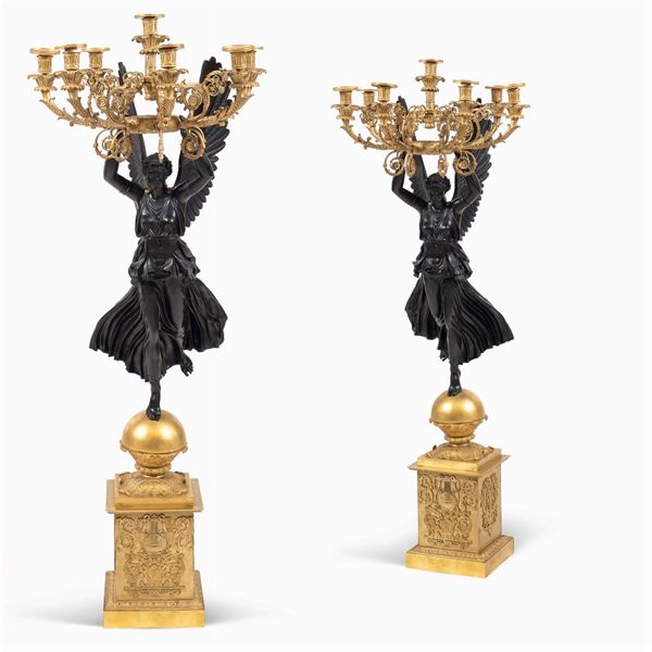 Importante coppia di candelabri in bronzo dorato e brunito