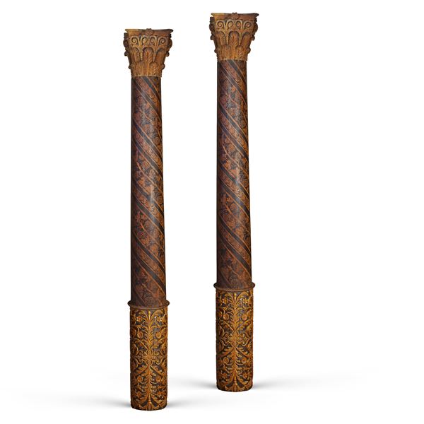 Coppia di colonne in legno
