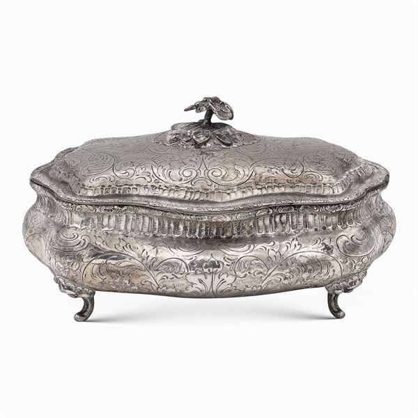 Shaped line silver jewelry box  (Italy, early 20th century)  - Auction FINE SILVER AND THE ART OF THE TABLE - Colasanti Casa d'Aste