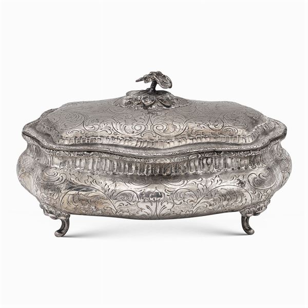 Shaped line silver jewelry box