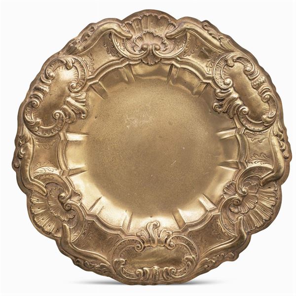 Grande piatto in argento dorato  (Italia, XX Sec.)  - Asta ARGENTI E L'ARTE DELLA TAVOLA - Colasanti Casa d'Aste