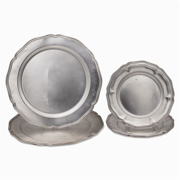 Pair of silver place plates and three dessert plates (5)  (Italy, 20th century)  - Auction FINE SILVER AND THE ART OF THE TABLE - Colasanti Casa d'Aste