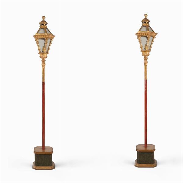 Coppia di antiche lanterne in legno intagliato e dorato