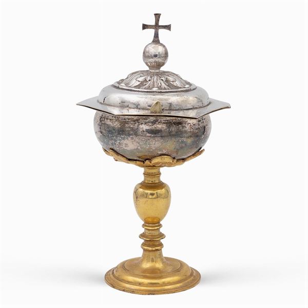 Pisside in argento e rame dorato  (Italia, XVIII-XIX Sec.)  - Asta DIPINTI E ARREDI DA VILLA SAMINIATI  - Colasanti Casa d'Aste