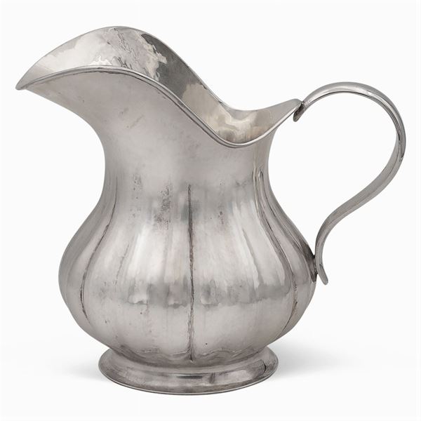 Caraffa in argento battuto con manico sagomato