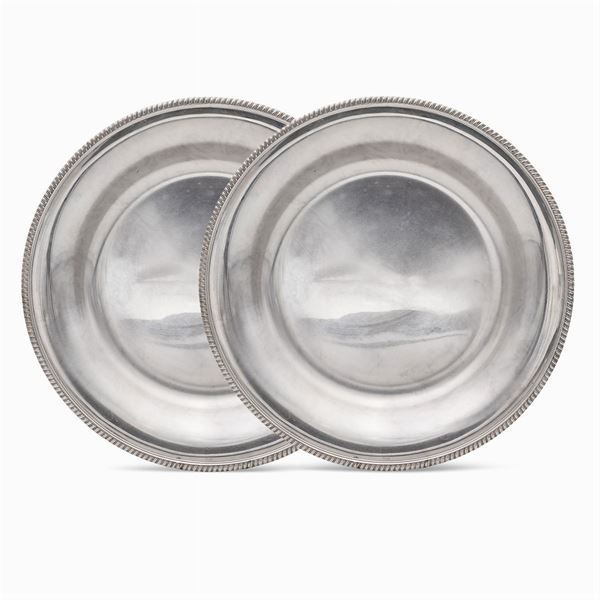 Coppia di piatti circolari in argento