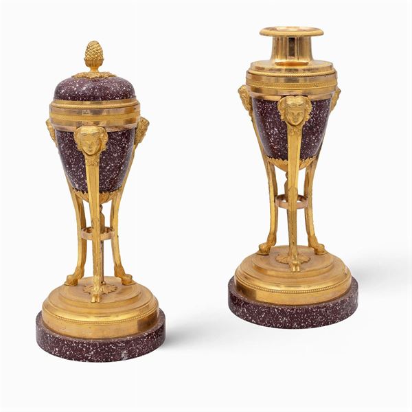 Coppia di cassolette in porfido rosso e bronzo dorato  (Francia, XIX Sec.)  - Asta DIPINTI E ARREDI DA VILLA SAMINIATI  - Colasanti Casa d'Aste