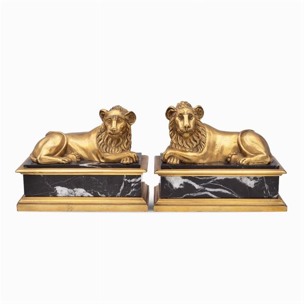 Coppia di leoni in bronzo dorato e marmo