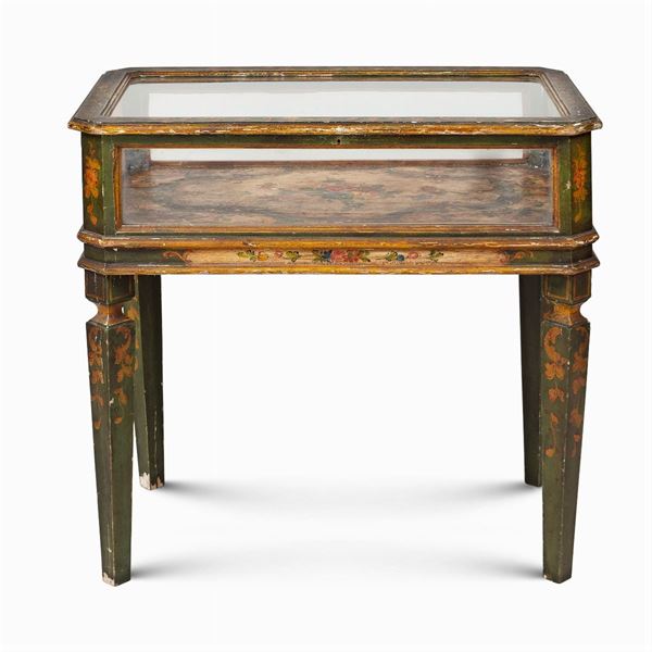 Lacquered wood showcase table  (Italy, 20th century)  - Auction OLD MASTER PAINTINGS AND FURNITURE FROM VILLA SAMINIATI AND PRIVATE COLLECTIONS - Colasanti Casa d'Aste