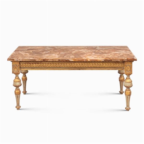 Tavolino basso in legno laccato e dorato