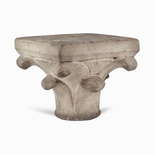 Capitello in stile medievale  in marmo bianco  (Italia, XIX sec.)  - Asta DIPINTI E ARREDI DA VILLA SAMINIATI  - Colasanti Casa d'Aste