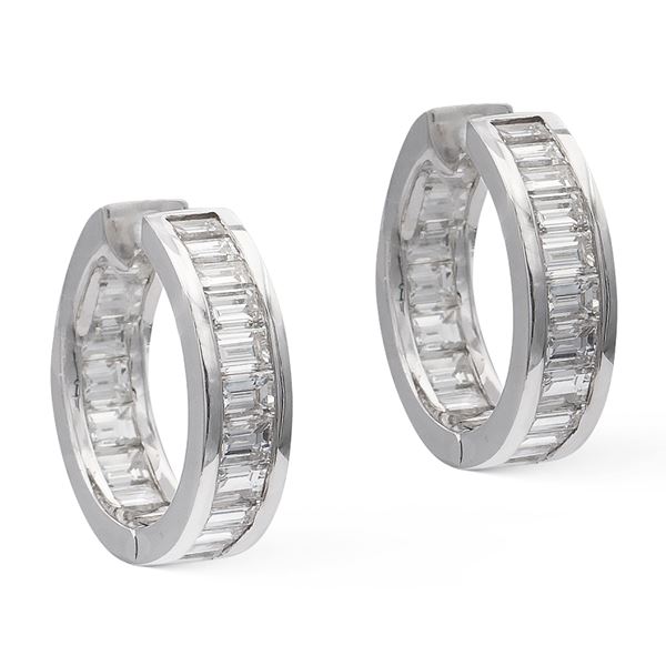 18kt white gold and diamond circle earrings