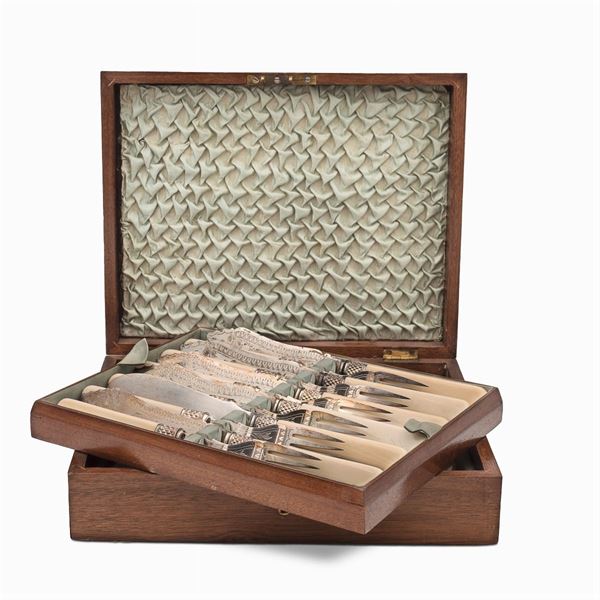 Silvered metal fish cutlery service
