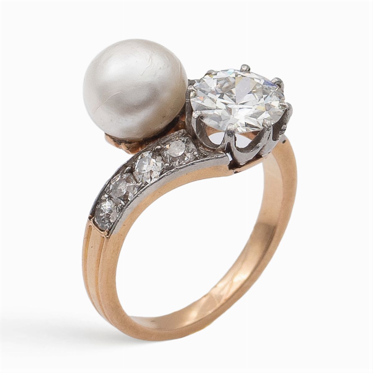 Anello Contrariè in Oro Rosa 18kt e Platino con una Perla Naturale e un Diamante