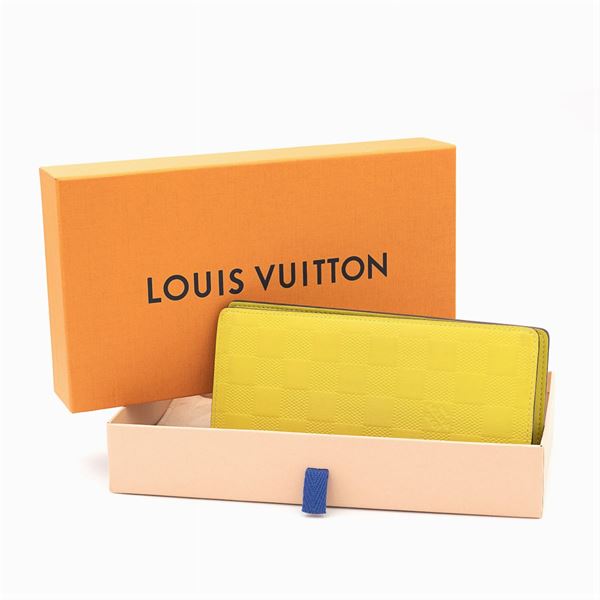 Sold at Auction: Loui Vuitton Style Wallet