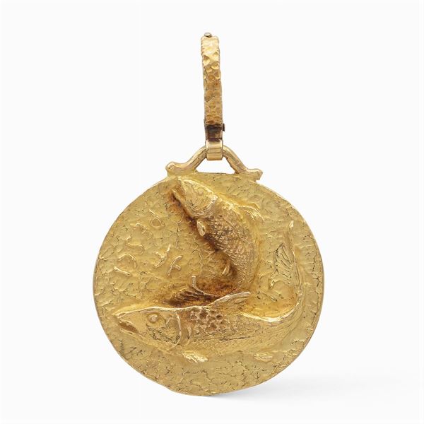 18kt yellow gold sculpture pendant