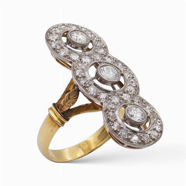 Anello a losanga in oro giallo, argento e tre diamanti