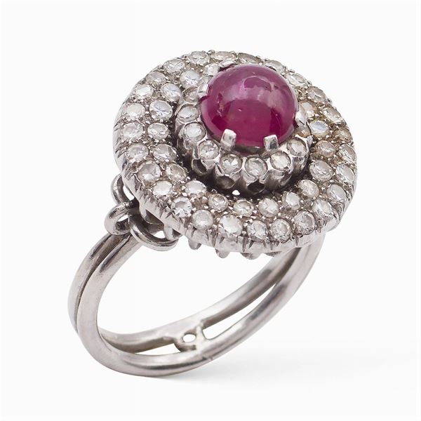 Anello in oro bianco 18kt con rubino cabochon e diamanti