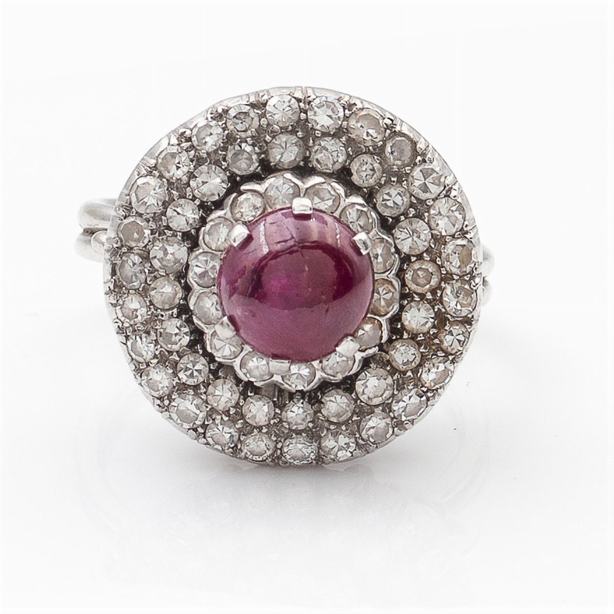 Anello in Oro Bianco 18kt con Rubino Cabochon e Diamanti