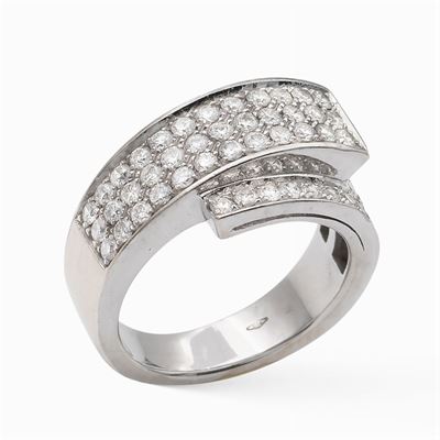 Anello a Motivo Contrarié in Oro Bianco e Diamanti