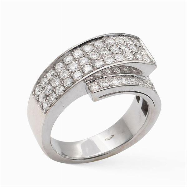 White gold and diamond contrariè ring