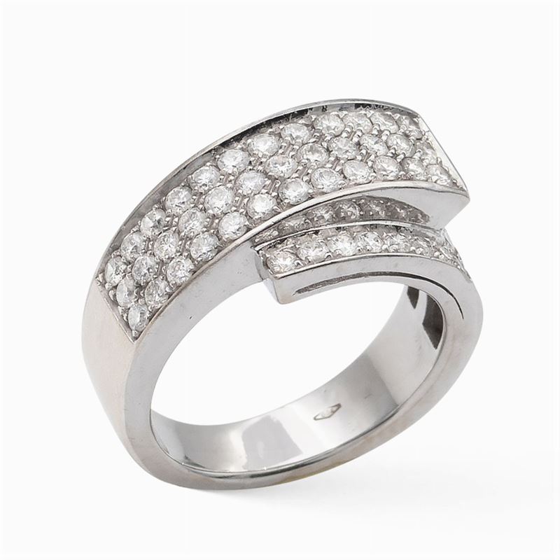 Anello a Motivo Contrarié in Oro Bianco e Diamanti