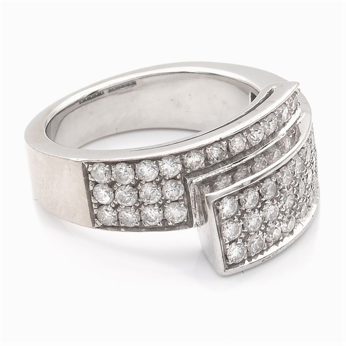 Anello a Motivo Contrarié in Oro Bianco e Diamanti