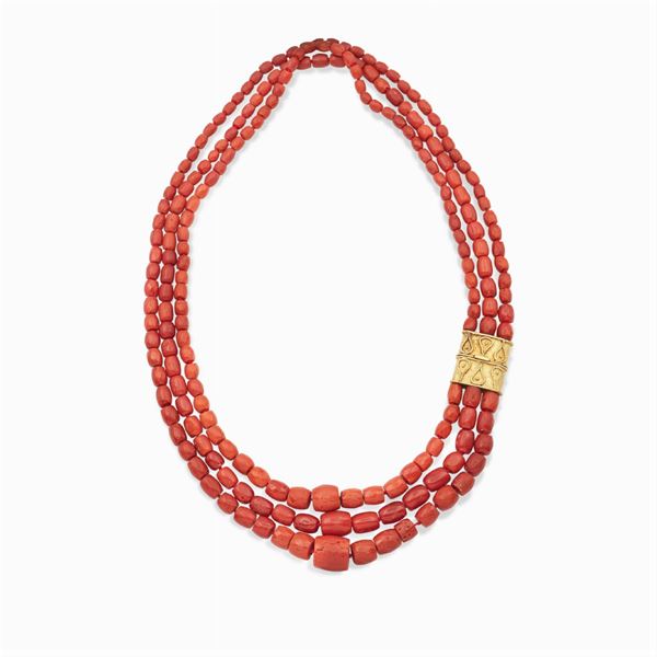 Three strands or red coral necklace