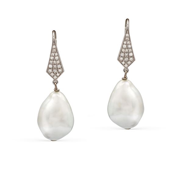 Orecchini in oro bianco 18kt e perle scaramazze pendenti