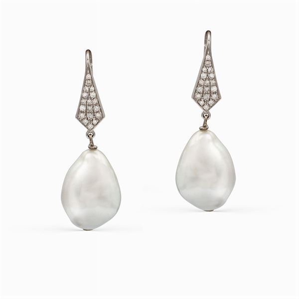 Orecchini pendenti in oro bianco 18kt e perle scaramazze
