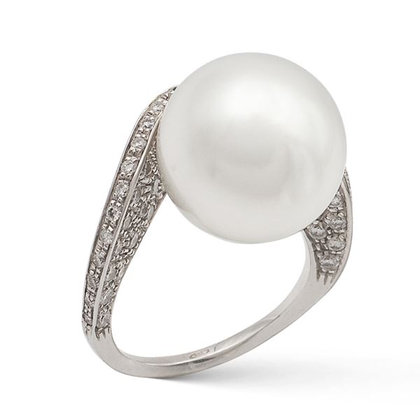 18kt white gold and cultured pearl ring