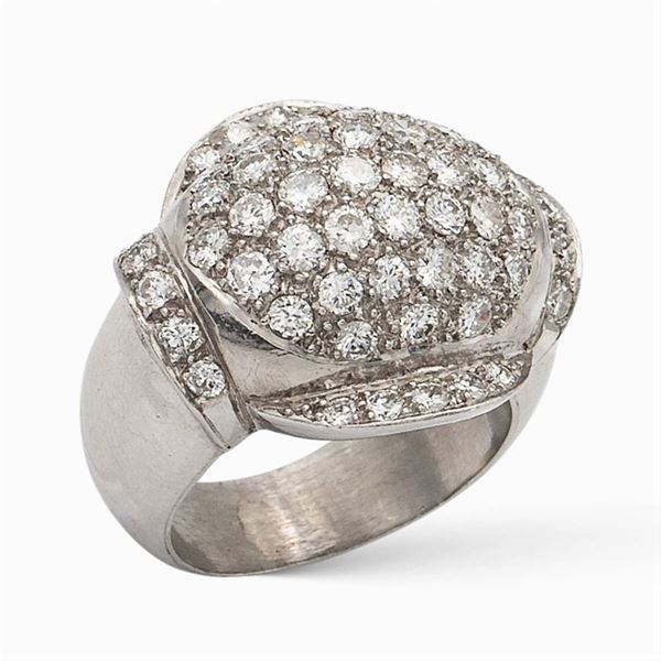 Anello bombé in platino e diamanti