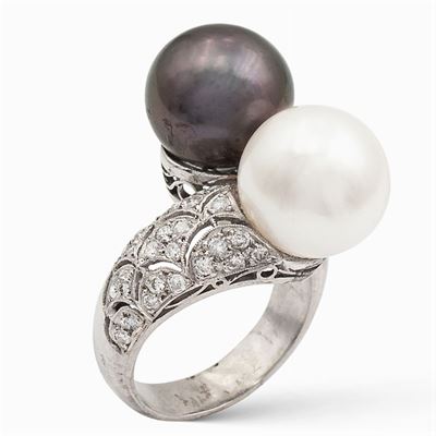 Anello Contrarié in in Oro Bianco 18kt e Due Perle Coltivate