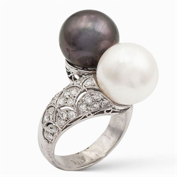 Anello contrarié in in oro bianco 18kt e due perle coltivate