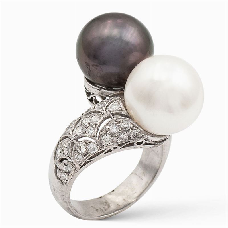 Anello Contrarié in in Oro Bianco 18kt e Due Perle Coltivate
