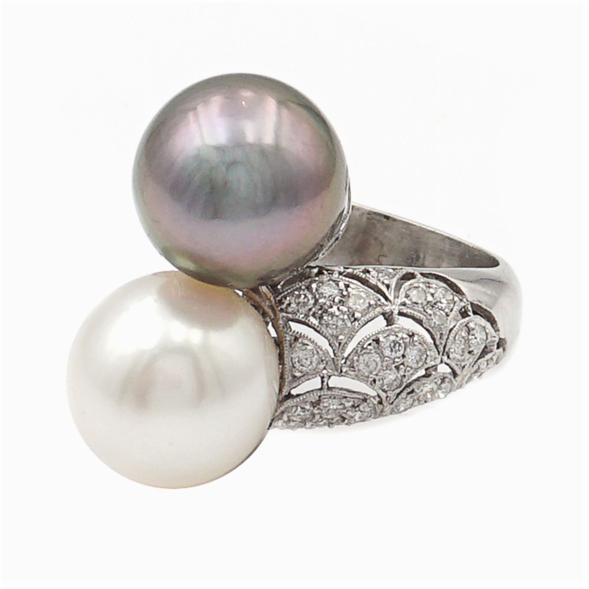 Anello Contrarié in in Oro Bianco 18kt e Due Perle Coltivate